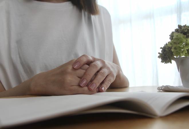 やたらとボディタッチをしてくる上司|20代女性からの調査相談