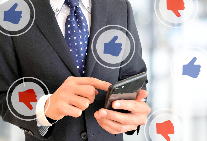 SNSを閲覧するスーツの男性。