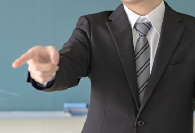 指を指す先生。