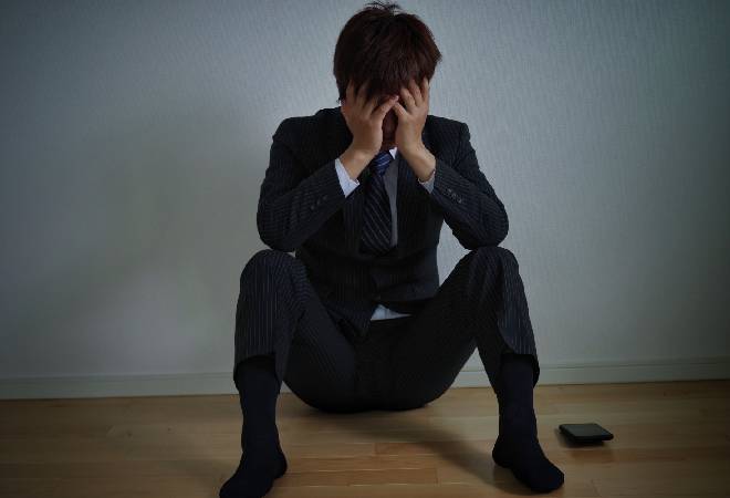 落ち込むサラリーマン。