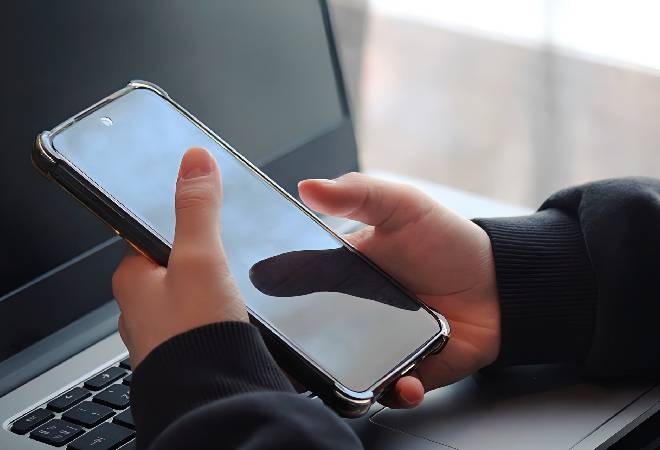 スマホを操作する手元。