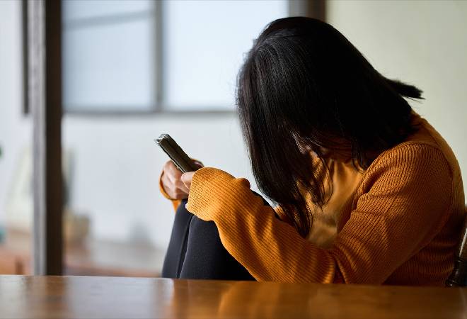 項垂れる女性の横顔。