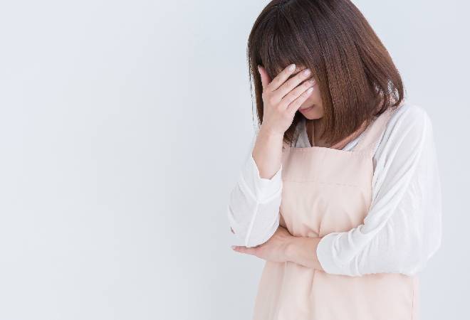 悩む母親の姿。